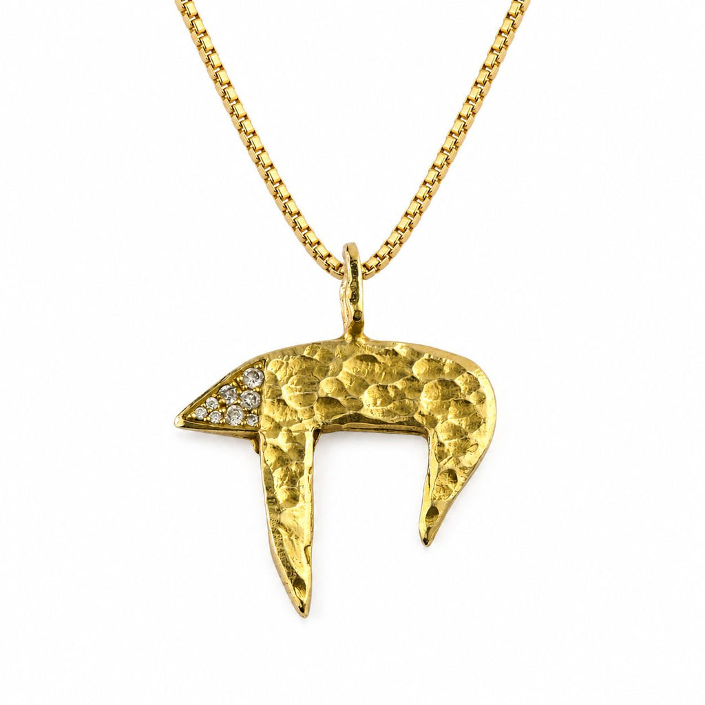 Chai pendant, 18K gold with diamonds