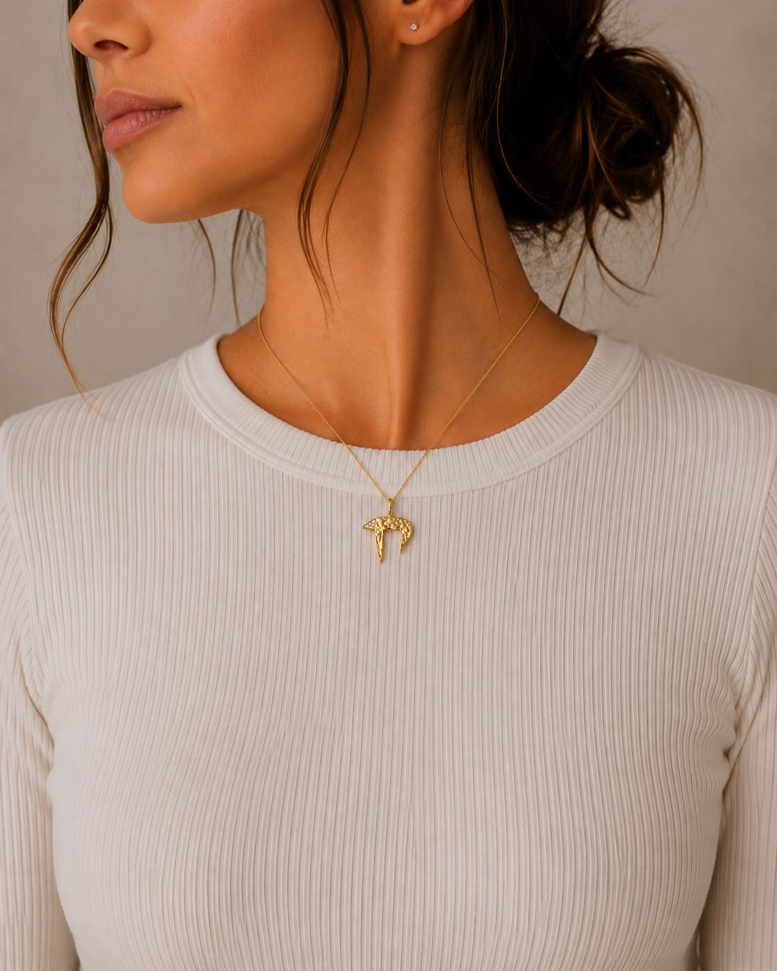 Chai pendant, 18K gold Large — on model