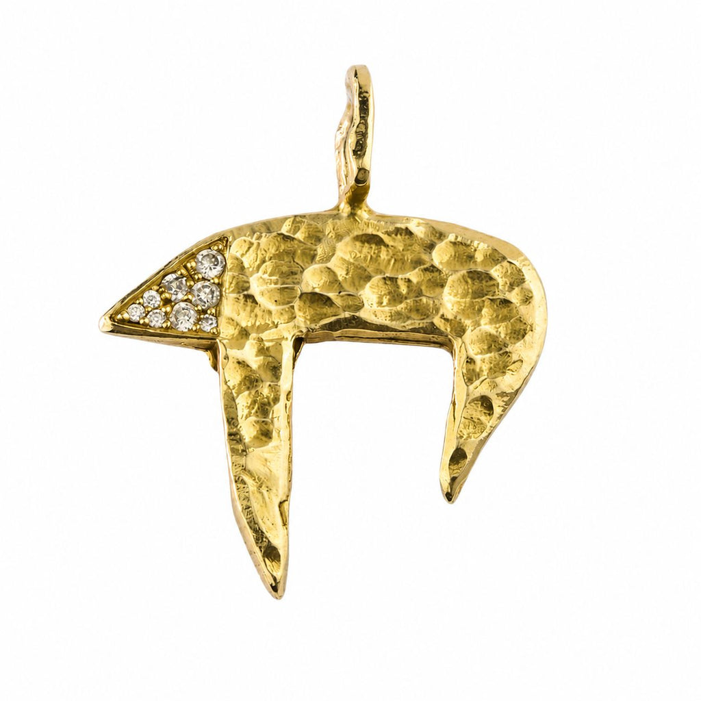 Chai pendant, 18K gold with diamonds — close-up detail